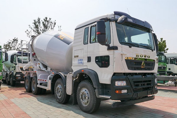 7.8CBM Concrete 8x4 Mixer Truck Sinotruk Howo 350HP 2