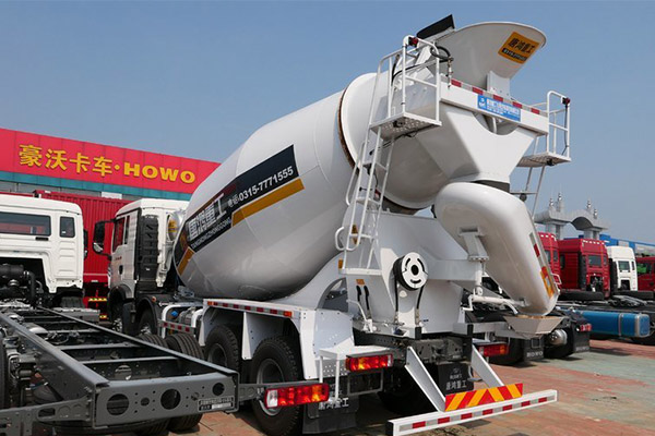 7.8CBM Concrete 8x4 Mixer Truck Sinotruk Howo 350HP 3