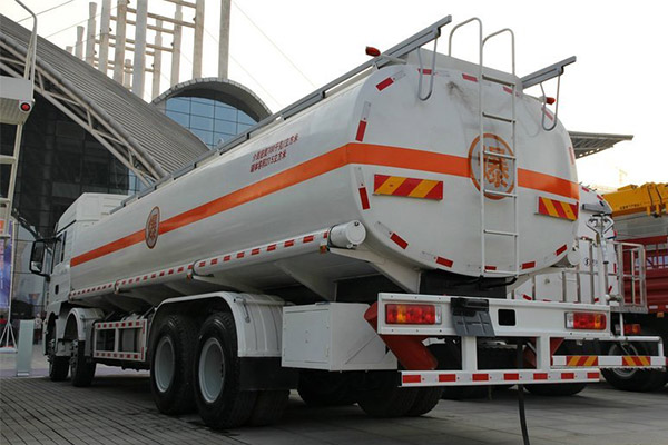 27.5m³ SHACMAN 8x4 Fuel Tank Truck 2