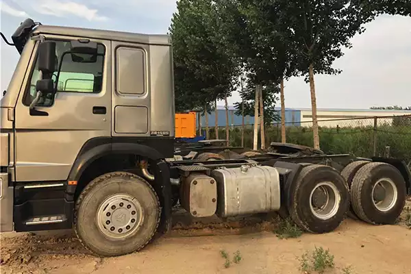 Sinotruk Howo 6X4 371HP China 2016 Used Tractor Truck 3